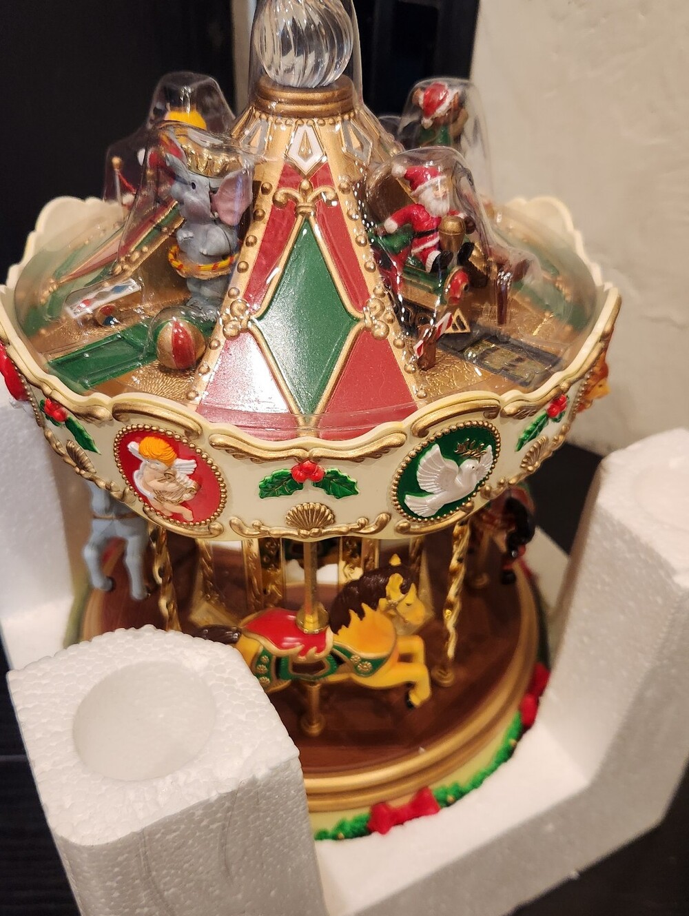 New! Maisto Holiday, Lighted, Animated, Musical Carousel - Picture 6 of 8